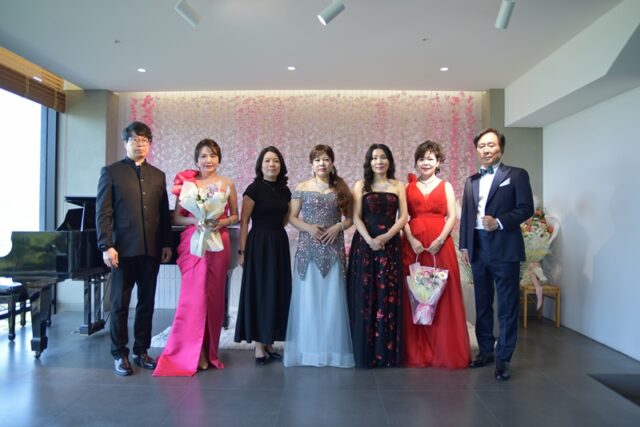 제46회 자선공연을 마친 후 무대에 선 아리아성악연구회 출연진들. 왼쪽부터 테너 이우식, 소프라노 백미경(회장), 피아노 반주자, 소프라노 장정희, 소프라노 구영란, 소프라노 이희선, 바리톤 기호성.