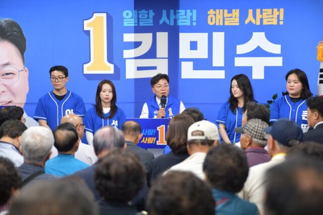 지난 개소식에서 자신을 대신해 열심히 뛰어준 세 명의 딸과 한 명의 아들을 무대 위로 불러 소개하며 가족과 함께 군민들에게 감사의 인사를 올리고 있다.