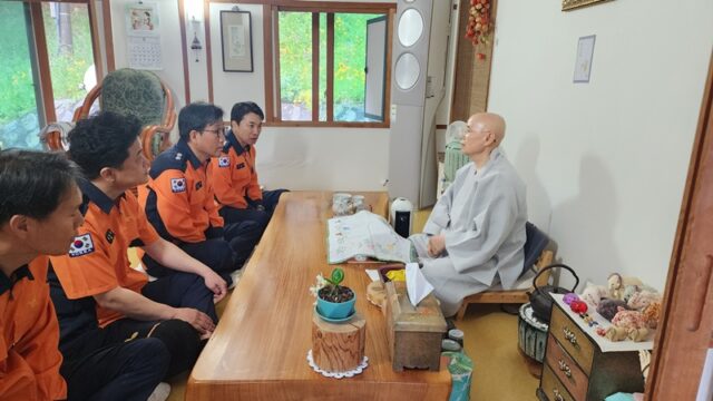 성호선 충남소방본부장(왼쪽 세번째)이 20일 보덕사에서 주지스님과 안전대책에 대해 논의하고 있다.(사진=충청남도)
