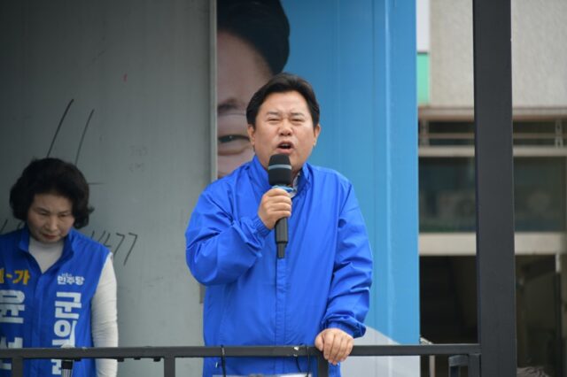 유세차 위에서 마이크를 잡고 군민들을 향해 지지를 호소하는 박정현 전 부여군수.