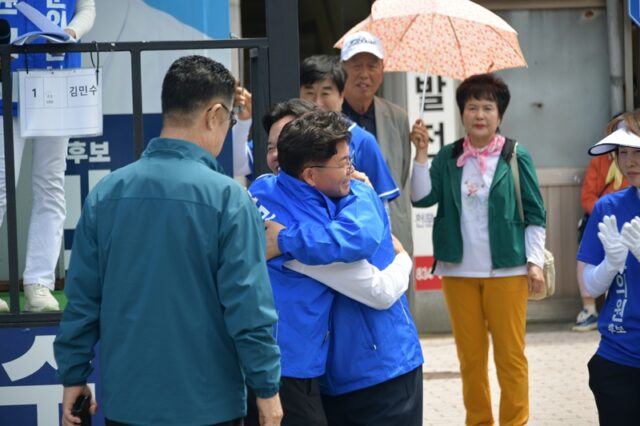 지원 유세를 마친 후 서로를 격려하며 뜨겁게 포옹하는 박정현 전 군수와 김민수 후보.