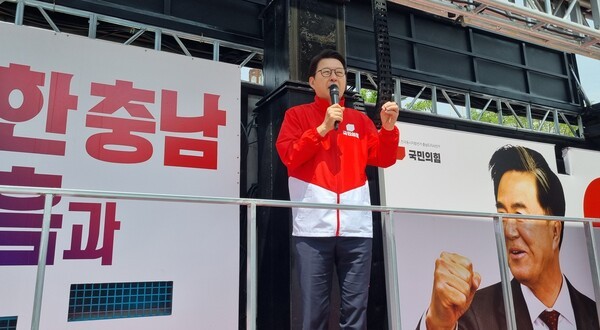 23일 신동욱 국민의힘 최고위원이 충남 부여군 버스터미널 앞에서 김태흠 충남지사 후부 지원유세를 하고 있다.