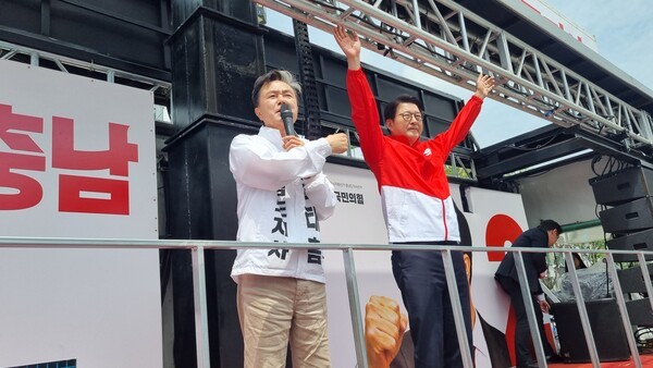 23일 국민의힘 김태흠 후보가 유세가 열린 충남 부역군에서 지원유세에 나선 신동욱 최고위원을 소개하고 있다.