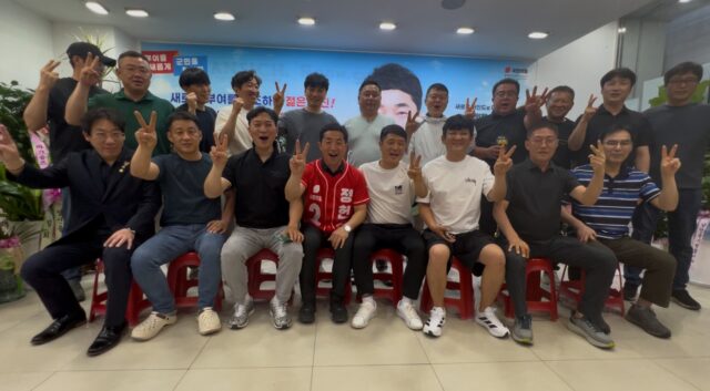 국민의힘 정헌구 충남도의원 후보(앞줄 왼쪽에서 네 번째)가 부여군에 위치한 자신의 선거사무소를 방문한 고향 동창 30여 명과 함께 손가락으로 기호 2번을 상징하는 포즈를 취하며 선전을 다짐하고 있다.(사진=정헌구 후보 선거캠프)