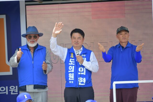 오후 유세에 나선 김의현 더불어민주당 충남도의원 후보(가운데)가 든든한 지원군인 이기철 후원회장(왼쪽), 중학교 동창 송재삼 씨(오른쪽)와 함께 유세차에 올라 지역민들을 향해 손을 흔들며 인사하고 있다.