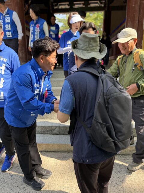 김민수 부여군수 후보가 사찰을 찾은 불자 및 군민들과 일일이 악수를 나누며 현장의 생생한 민심을 청취하고 있다.