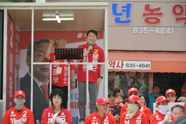 지원 유세에 나선 안철수 의원이 유세차 단상에서 윤용근 후보의 자질을 강조하며 연설을 이어가고 있다.