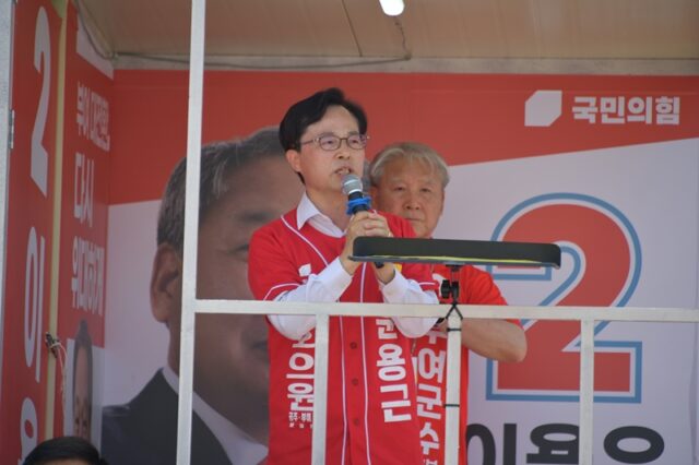 유세차 위에서 부여 지역 발전 공약을 설명하며 군민들에게 지지를 호소하고 있는 국민의힘 윤용근 후보.