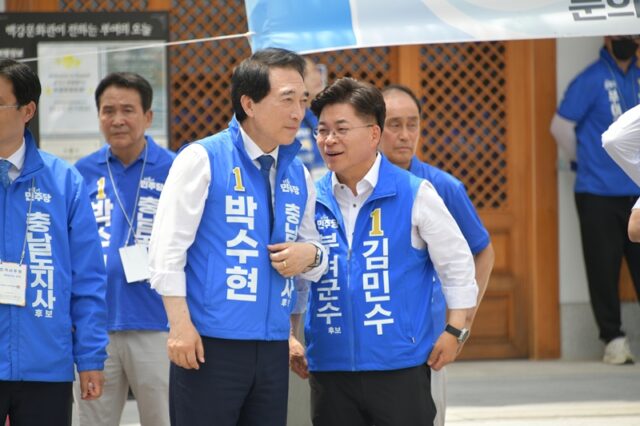 박수현 도자사 후보와 김민수 후보가 대화를 나누고 있다.