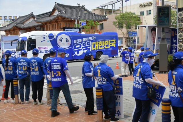 부여시외버스터미널 앞으로 더불어민주당 ‘오뚜기 유세단’ 버스가 도착하고 있다.