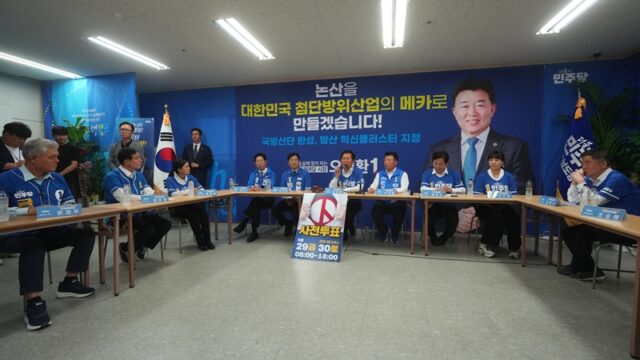 정 대표는 27일 충남 논산 오인환 논산시장 후보 선거사무소에서 열린 현장 중앙선거대책위원회의에서 정준영 계룡시장 후보의 핵심 공약 실현을 적극적으로 돕겠다고 밝혔다.(사진=황명선 국회의원)