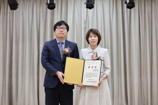 민병희 도의원 당선자가 당선증을 전달받고 있다.(사진=민병희 도의원 당선자)