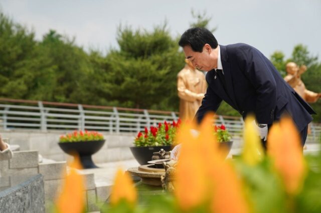 6월 4일 오전, 충남도지사 선거에서 승리한 더불어민주당 박수현 당선인이 첫 공식 일정으로 국립현충원을 찾아 순국선열과 호국영령을 기리며 참배하고 있다.