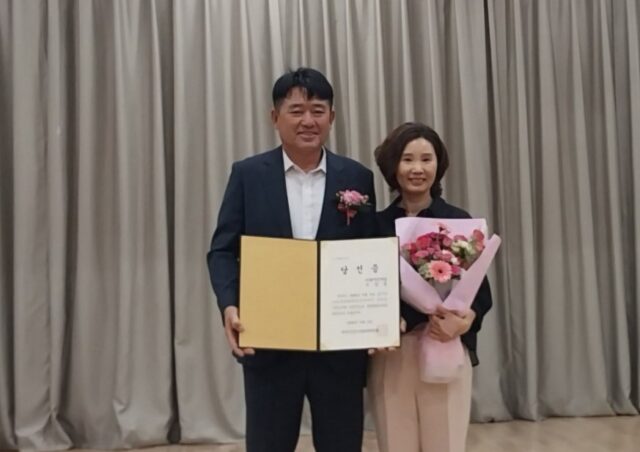 지난 ４일 부여문화원 소강당에서 서 당선인과 부인이 당선증을 받으며 기념사진을 촬영하고 있다