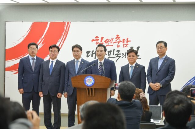 8일 오전 충남도청 프레스센터에서 열린 '통하는 충남 준비위원회' 출범 기자회견에서 박수현 충남도지사 당선인(가운데)과 이재관 준비위원장(왼쪽 세 번째), 김민수 비서실장(왼쪽 다섯 번째) 등 주요 인선자들이 포즈를 취하고 있다.