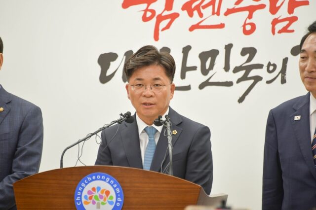 8일 오전 충남도청 프레스센터에서 열린 기자회견에서 '통하는 충남 준비위원회' 비서실장으로 임명된 김민수 충남도의원이 향후 실무 총괄 및 도민 소통에 임하는 각오를 발표하고 있다.