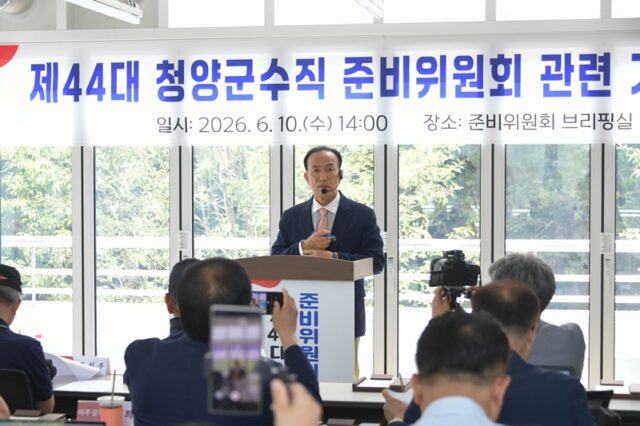 제44대 청양군수직 준비위원회 출범 기자회견에서 김홍열 청양군수 당선인이 모두발언을 하고 있다.