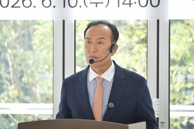 헤드셋 마이크를 착용한 김홍열 당선인이 진지한 표정으로 군정 혁신 방향과 지역 현안에 대한 입장을 피력하고 있다.