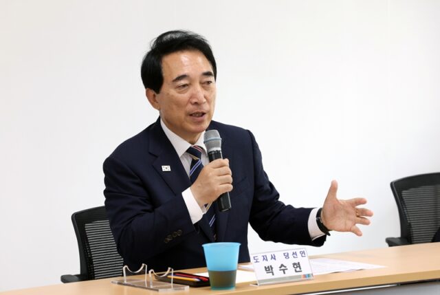 박수현 당선인의 모두발언을 진행하고 있다.
