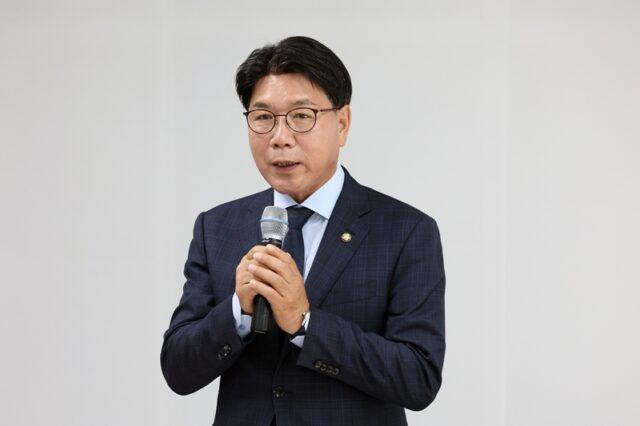 이재관 위원장이 인사말을 진행하고 있다.