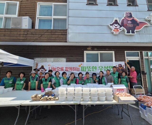 우성면 삼계탕 꾸러미 전달 사진(사진=공주시)