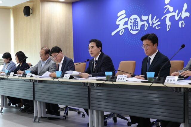 통하는 위원회 회의실에서 도 농축산국·농업기술원·해양수산국·인구전략국·보건복지국·청년정책관·환경산림국으로부터 업무보고를 받았다.