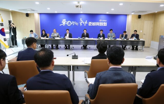 통하는 위원회 회의실에서 도 농축산국·농업기술원·해양수산국·인구전략국·보건복지국·청년정책관·환경산림국으로부터 업무보고를 받았다.