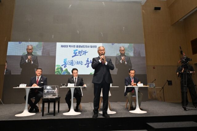 23일 오전 공주 아트센터 고마 컨벤션홀에서 열린 공주·부여·청양 권역 '도민과 통하는 충남' 타운홀 미팅에서 이용우 부여군수 당선인이 단상에 서서 인사말을 하고 있다.