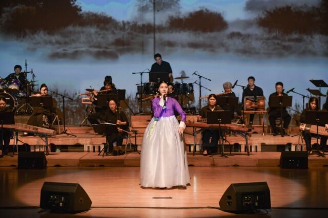 사비향 '빛'의 공명의 국악가요 상모 공연장면