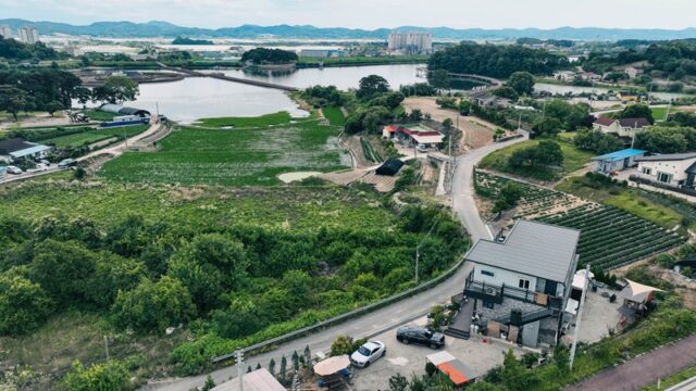 주변 전경을 보면 백제호 수면 위에 설치된 보행 데크와 주변 산세가 어우러짐
