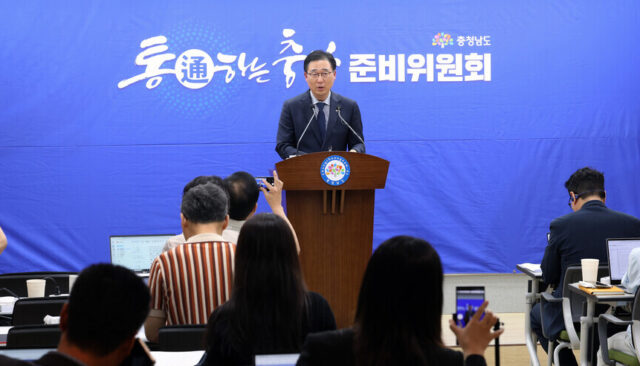통하는 충남 준비위원회 김선태 대변인이 29일 도청 프레스센터에서 정례 브리핑을 진행하고 있다.