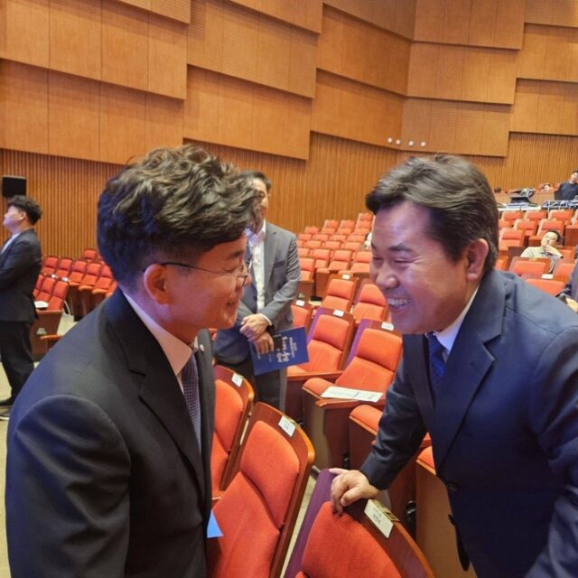 박정현 전 부여군수가 제40대 박수현 충남도지사 취임식에서 김민수 충남도 비서실장과 인사를 나누고 있다.
