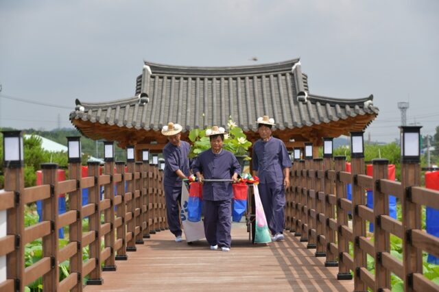 연화분 봉송 장면(사진=스토리스팟)
