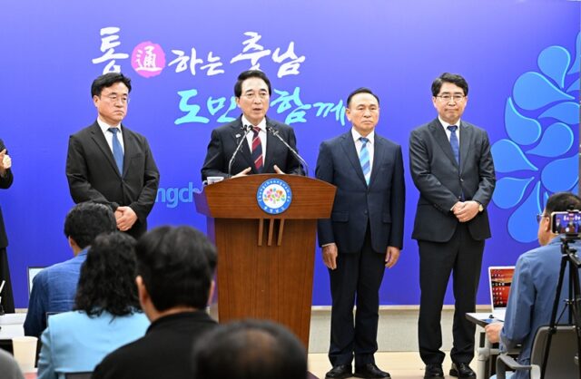 박수현 지사는 2일 도청 프레스센터에서 기자회견을 갖고, ‘통(通)하는 충남’, ‘대한민국 인공지능(AI) 수도’를 함께 만들어 나아갈 정무부지사와 정책·정무수석에 대한 인선 결과를 발표했다.