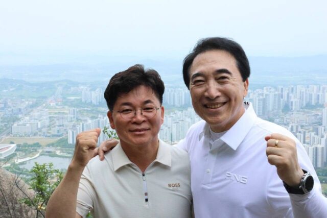 지난 1일 김민수 충남도지사 비서실장이 박수현 지사와 용봉산 산행을 함께하며 민선 9기 도정 출발의 각오를 다지고 있다.(사진=김민수 비서실장)