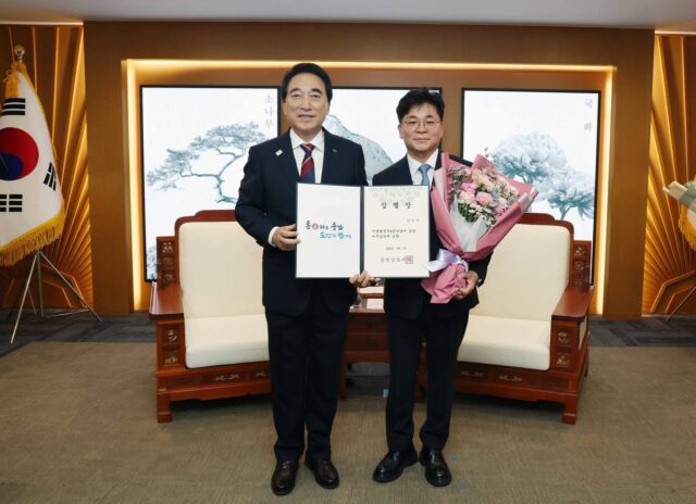김민수 충남도지사 비서실장이 박수현 지사와 용봉산 산행을 함께하며 민선 9기 도정 출발의 각오를 다지고 있다.(사진=김민수 비서실장)