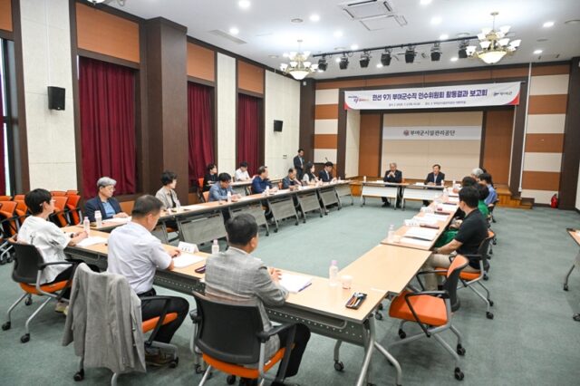 민선 9기 부여군수직 인수위원회 활동결과 보고회 후 기념촬영(사진=부여군)