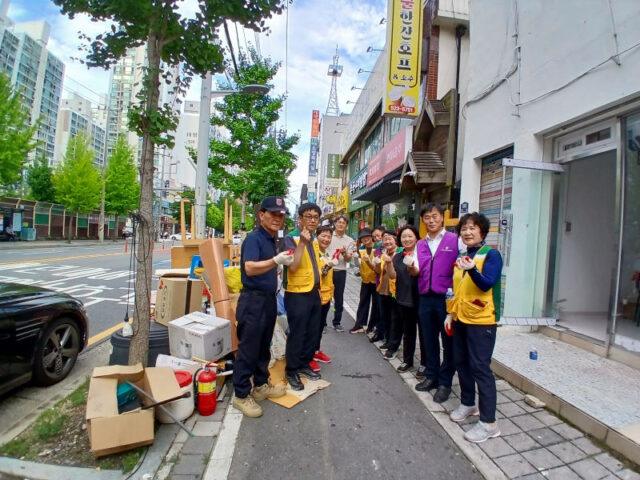 대전 유천2동, 자생단체와 함께 독거노인 사망자 유품정리 및 주거환경 정비 실시(사진=대전 중구)