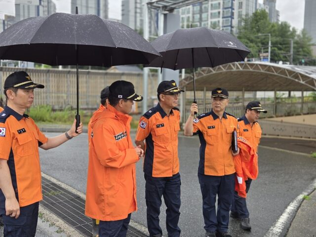 백승두 충남소방본부장이 계룡시 두마면 두계천 인근 호우 피해현장을 찾아 피해상황과 현장 대응 여건을 점검하고 있다.(사진=충청남도)