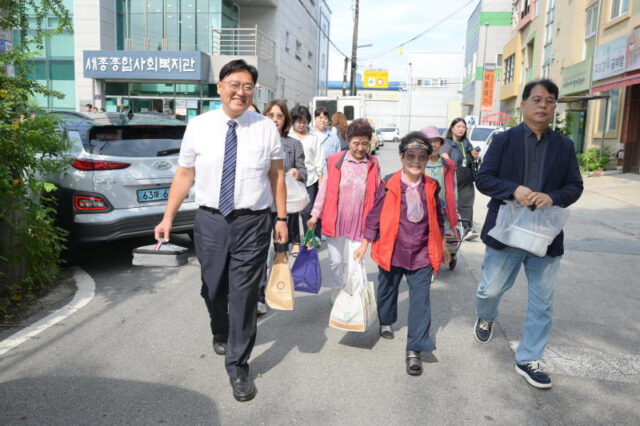 조상호 세종시장, 16일 세종종합사회복지관에서 초복맞이 보양식 전달 행사에 참여해 독거 어르신들에게 보양식 도시락을 전달(사진=세종시)