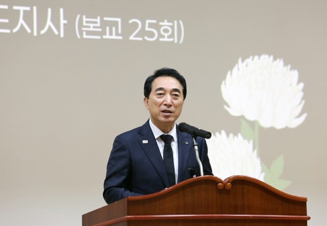 박 지사는 18일 국립공주대학교사범대학부설고등학교에서 열린 ‘7·18 병영체험학습 참사 13주기 희생학생 추모의 날’ 행사에 참석해 희생 학생들을 추모하고 유가족들에게 깊은 위로의 뜻을 전했다.