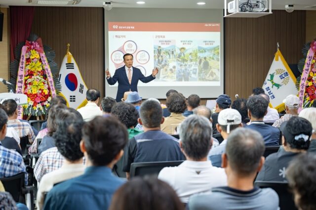 김홍열 군수가 지난 7일 청양읍을 시작으로 20일 목면을 끝으로 주민과의 대화를 진행하고 있는 모습