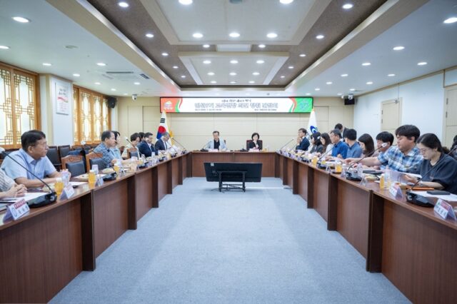 지난 22일, 김홍열 군수가 군청 상황실에서 관내 교육기관 관계자들과 민선9기 교육현장 의견을 청취하고 있다.(사진=청양군)