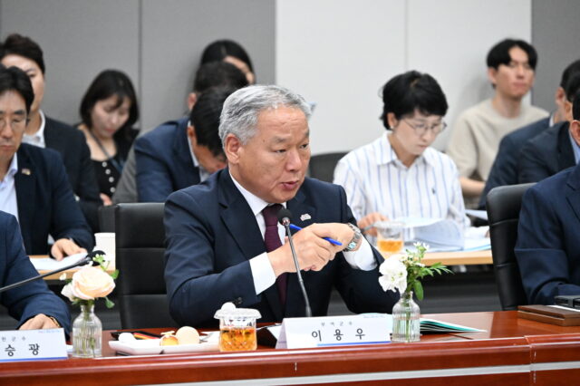 이용우 부여군수가 23일 충남도청 대회의실에서 열린 민선9기 제1차 충청남도 지방정부회의에서 충청산업문화철도의 제5차 국가철도망 구축계획 신규사업 반영과 조기 추진을 위한 충남도의 지원을 건의하고 있다.(사진=부여군)