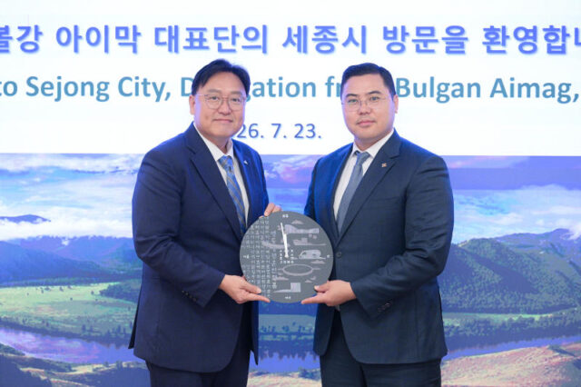조상호 세종시장, 23일 시청 접견실에서 푸렙어치르 몽골 볼강 아이막 도지사를 비롯한 대표단을 접견(사진=세종시)
