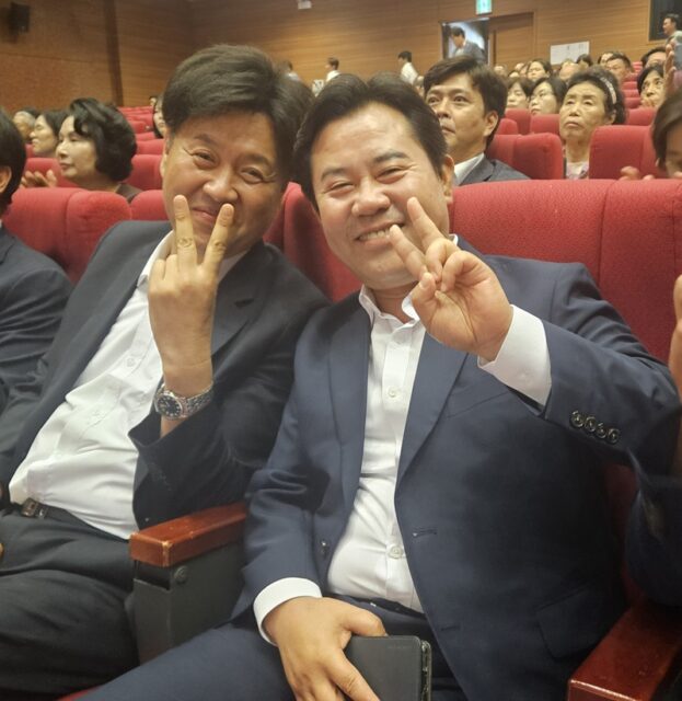 김용 더불어민주당 최고위원 후보와 박정현 전 부여군수가 25일 공주대 백제교육문화관에서 열린 초청 특강 행사에서 함께 기념촬영을 하고 있다.