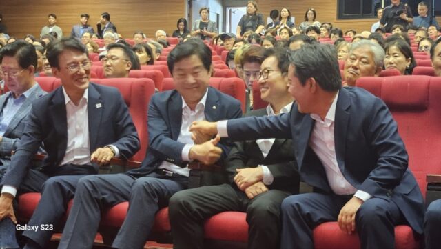 김민석 더불어민주당 당대표 후보가 26일 공주대학교 백제교육문화관에서 열린 충남·대전·세종 핵심당원 초청강연회에 앞서 박범계·황명선 의원, 박정현 전 부여군수 등 참석자들과 인사를 나누고 있다.