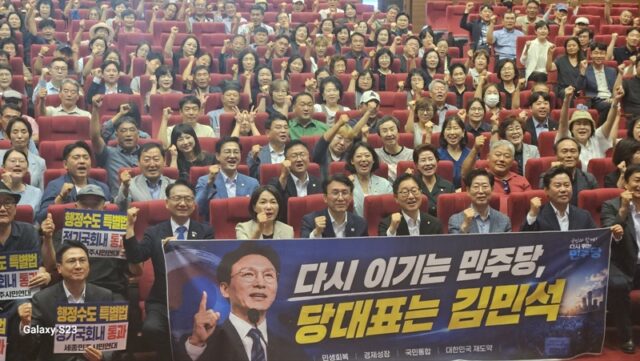 김민석 더불어민주당 당대표 후보가 핵심당원 초청강연회를 마친 뒤 박정현 전 부여군수와 함께 참석자들의 기념촬영 요청에 응하고 있다.