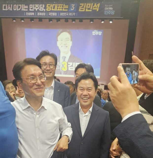 김민석 더불어민주당 당대표 후보가 26일 공주대학교 백제교육문화관에서 열린 충남·대전·세종 핵심당원 초청강연회를 마친 뒤 박정현 전 부여군수와 함께 참석자들을 향해 인사하고 있다.