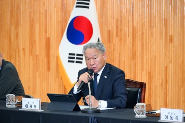 이용우 부여군수가 '2026년 부서장 직무성과계약 체결식'의 의미와 책임 행정을 당부하는 발언을 하고 있다.(사진=부여군)
